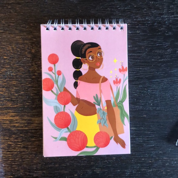 1 pencil case, 1 compact mirror, 1 small girl note pad, 1 leadership note pad - Picture 4 of 5